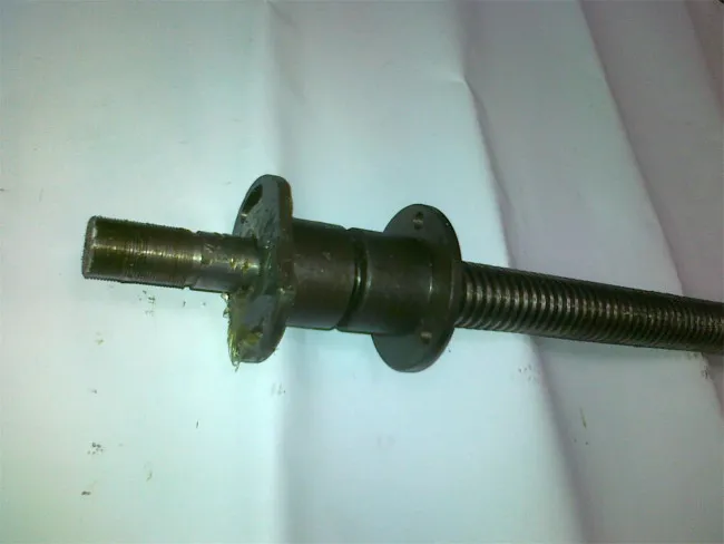 Trapezgewindespindeln 28 x 5 mit 2 Flanschmuttern